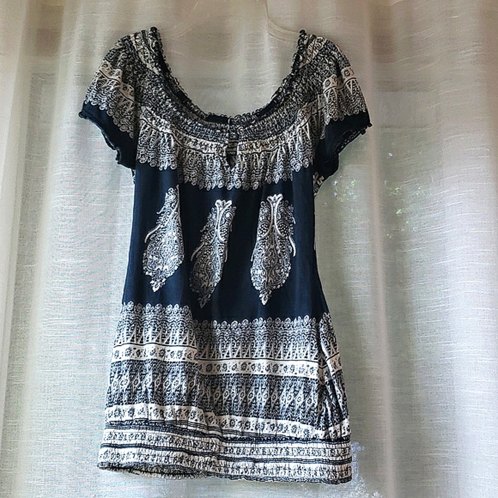Beatiful navy/white on or off shoulder top by Lucky Brand